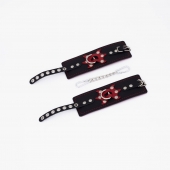 Черные кожаные наручники с красным декором и строчкой - Crazy Handmade - купить с доставкой в Туле