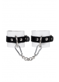 Бело-черные кожаные наручники с одним ремешком с люверсами - Pecado - купить с доставкой в Туле