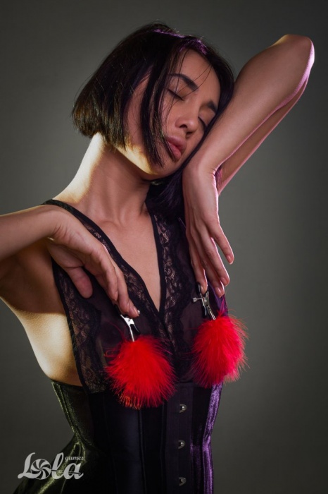 Зажимы на соски с красным пухом Euphoric - Lola Games - купить с доставкой в Туле