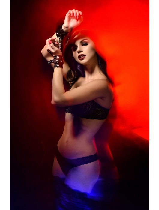 Черные кожаные однослойные наручники с люверсами - Pecado - купить с доставкой в Туле