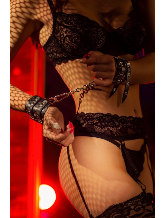 Черные кожаные наручники с двумя ремнями и красной подкладкой - Pecado - купить с доставкой в Туле